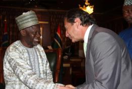 El Director General de Casa África, con el vicepresidente de Gambia