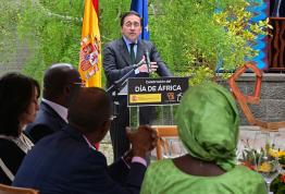 El ministro de Asuntos Exteriores, Unión Europea y Cooperación, José Manuel Albares, celebra el Día de África en Casa África con los embajadores africanos