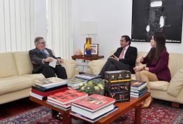 Bravo de Laguna recibe al equipo directivo de Casa África