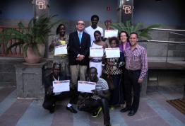 Los alumnos del curso de animación sociocultural reciben su titulación en Casa África