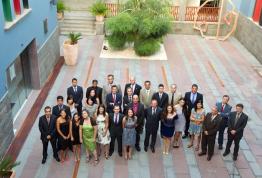 Los alumnos de la segunda edición del MIB recogen su orla en Casa África