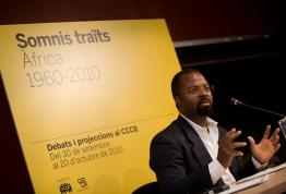 Ben Okri afirma que necesitamos un nuevo lenguaje para hablar los unos de los otros