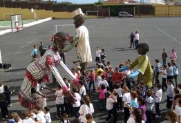 El Día Universal de la Infancia se celebra en Casa África con talleres para niños, un gran pasacalle con percusión y los títeres gigantes de Burkina Faso