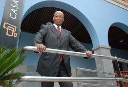 El historiador Djibril Tamsir Niane visita Casa África