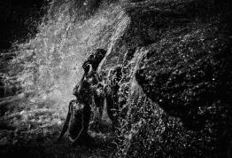 Una imagen en blanco y negro de niños disfrutando en una cascada gana el concurso "Objetivo África"