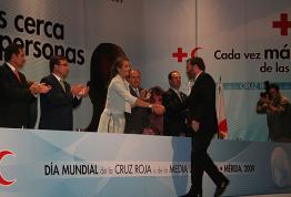 Ricardo Martínez recibe la Medalla de Oro de la Cruz Roja
