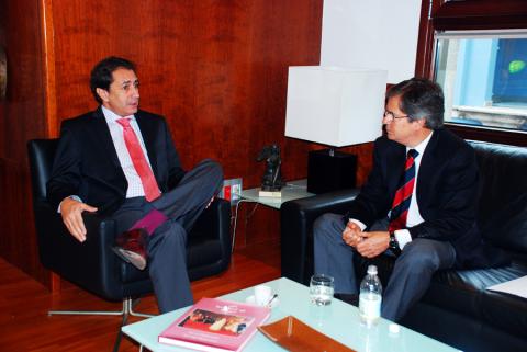 Bravo de Laguna recibe al equipo directivo de Casa África