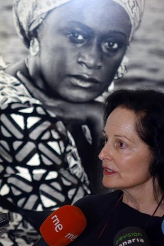 Caddy Adzuba regresa a Casa África para ver la exposición «Mujeres del Congo» y dar una conferencia con Isabel Muñoz