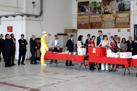 Sus Majestades los Reyes de España visitan la base logística del PMA en Gran Canaria