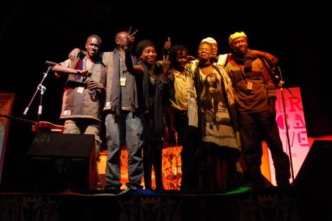 La cantante Njaaya causa sensación en el estreno de Womad Cáceres