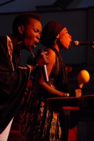 La cantante Njaaya causa sensación en el estreno de Womad Cáceres