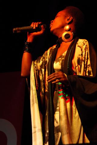 La cantante Njaaya causa sensación en el estreno de Womad Cáceres