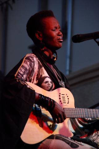 La cantante Njaaya causa sensación en el estreno de Womad Cáceres