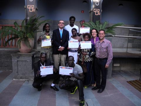 Los alumnos del curso de animación sociocultural reciben su titulación en Casa África