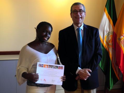 Los alumnos del curso de animación sociocultural reciben su titulación en Casa África