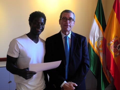 Los alumnos del curso de animación sociocultural reciben su titulación en Casa África