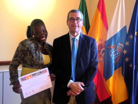 Los alumnos del curso de animación sociocultural reciben su titulación en Casa África