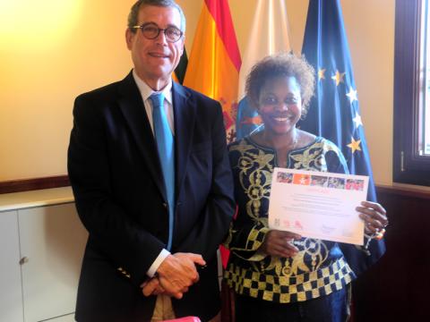 Los alumnos del curso de animación sociocultural reciben su titulación en Casa África