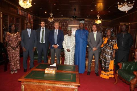 El Director General de Casa África, con el vicepresidente de Gambia