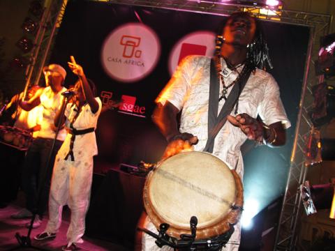 Cerca de cuatro mil personas descubren el 'house' africano en la Noche en Blanco