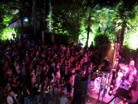 Cerca de cuatro mil personas descubren el 'house' africano en la Noche en Blanco