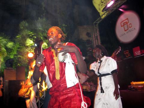 Cerca de cuatro mil personas descubren el 'house' africano en la Noche en Blanco