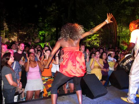 Cerca de cuatro mil personas descubren el 'house' africano en la Noche en Blanco