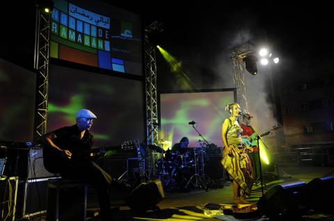 El Ramadán concluye en Las Canteras con un concierto de Oum y Dakhouse