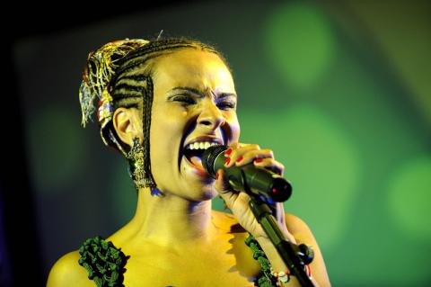 El Ramadán concluye en Las Canteras con un concierto de Oum y Dakhouse