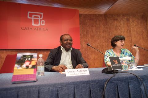 El escritor Donato Ndongo protagoniza la primera charla tras el verano del Club de Lectura