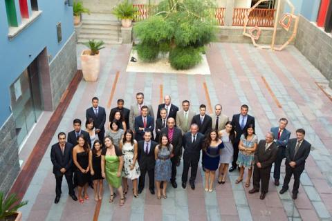Los alumnos de la segunda edición del MIB recogen su orla en Casa África