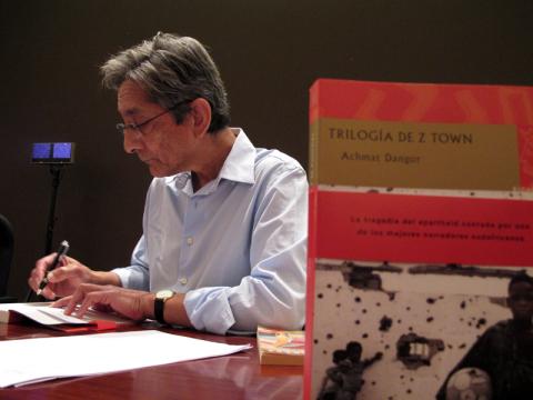 Achmat Dangor insta a los jóvenes a “liberar la imaginación” y abandonar el pesimismo sobre el futuro de África y el mundo