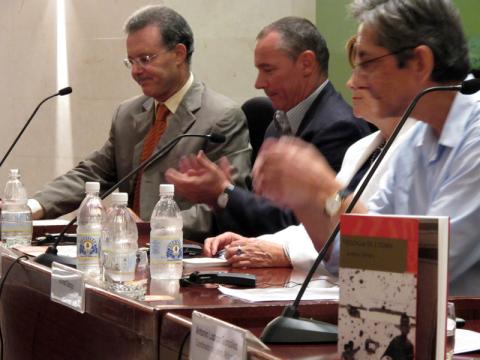 Achmat Dangor insta a los jóvenes a “liberar la imaginación” y abandonar el pesimismo sobre el futuro de África y el mundo