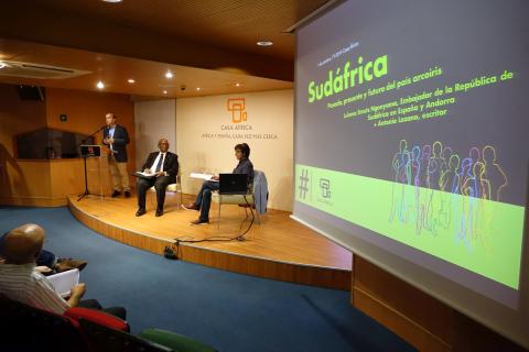 El embajador de Sudáfrica en España y el escritor Antonio Lozano dialogan sobre el país africano en Casa África