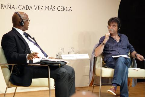 El embajador de Sudáfrica en España y el escritor Antonio Lozano dialogan sobre el país africano en Casa África