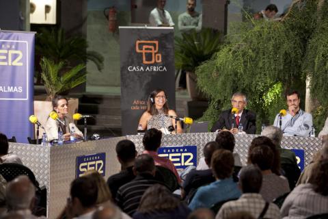 Àngels Barceló y “Hora 25” se abren al mundo desde el patio de Casa África