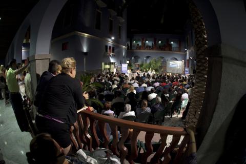 Àngels Barceló y “Hora 25” se abren al mundo desde el patio de Casa África