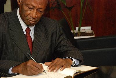El historiador Djibril Tamsir Niane visita Casa África