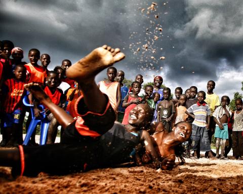 Una imagen en blanco y negro de niños disfrutando en una cascada gana el concurso "Objetivo África"