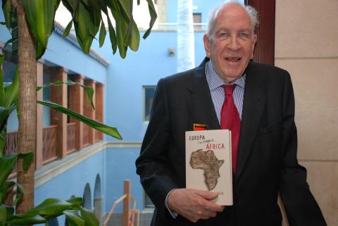 Carlos Robles Piquer presentó su libro 'Europa y el drama de África' en Casa África