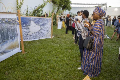 Asistentes a la inauguración en el Instituto Cervantes de Dakar ante la obra de Massow Ka (Senegal) ©Patricia Esteve