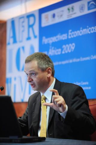 9. Imagen de Peter Walkenhorst, Jefe de la División de Investigación del Departamento de Estudios de Desarrollo del Banco Africano del Desarrollo en la presentación del Informe en Casa África