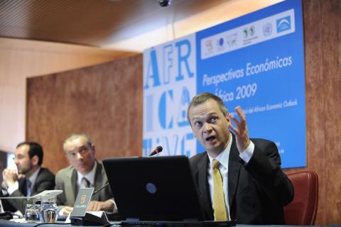10. Imagen de Peter Walkenhorst, Jefe de la División de Investigación del Departamento de Estudios de Desarrollo del Banco Africano del Desarrollo en la presentación del Informe en Casa África