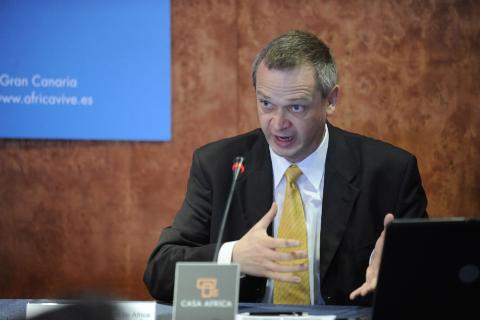 14. Imagen de Peter Walkenhorst, Jefe de la División de Investigación del Departamento de Estudios de Desarrollo del Banco Africano del Desarrollo en la presentación del informe de Casa África