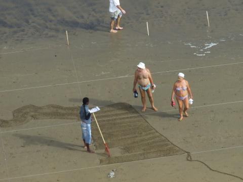 Casa África apoya 'Mareas Migratorias', una intervención artística en Las Canteras en el marco del Día de África