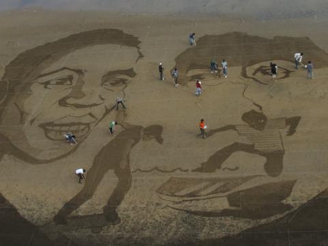 Casa África apoya 'Mareas Migratorias', una intervención artística en Las Canteras en el marco del Día de África