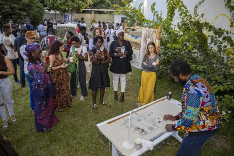 Pintura en directo del artista guineano Eusebio Nsue Nsue durante la inauguración en el Cervantes Dakar ©Patricia Esteve