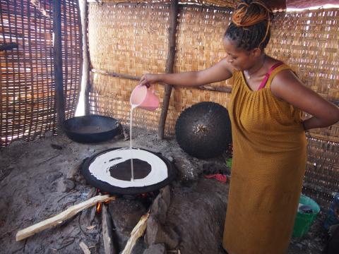 Elaborando la injera con harina de tef