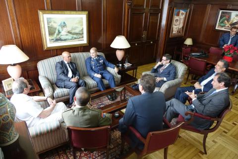 Luis Filipe Tavares con los mandos militares