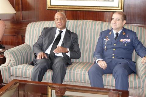 Luis Filipe Tavares con los mandos militares